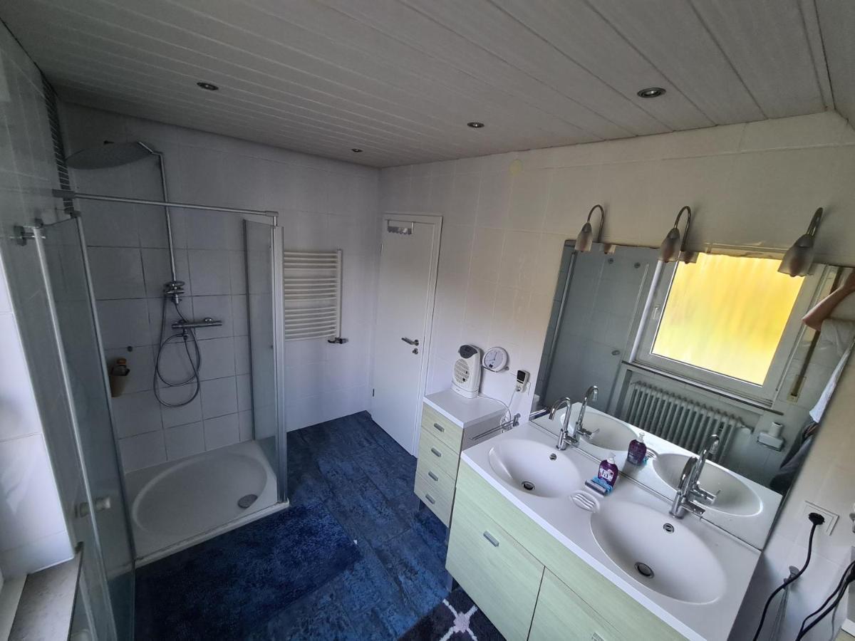 Geraeumiges Ferienhaus In Bad Salzuflen Mit Einfacher Ausstattung, Fuer Geschaeftsreisende, Gruppen Oder Familien Geeignet, 4 Schlafzimmer エクステリア 写真