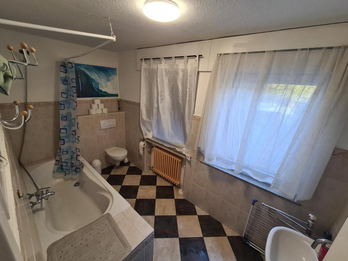 Geraeumiges Ferienhaus In Bad Salzuflen Mit Einfacher Ausstattung, Fuer Geschaeftsreisende, Gruppen Oder Familien Geeignet, 4 Schlafzimmer エクステリア 写真