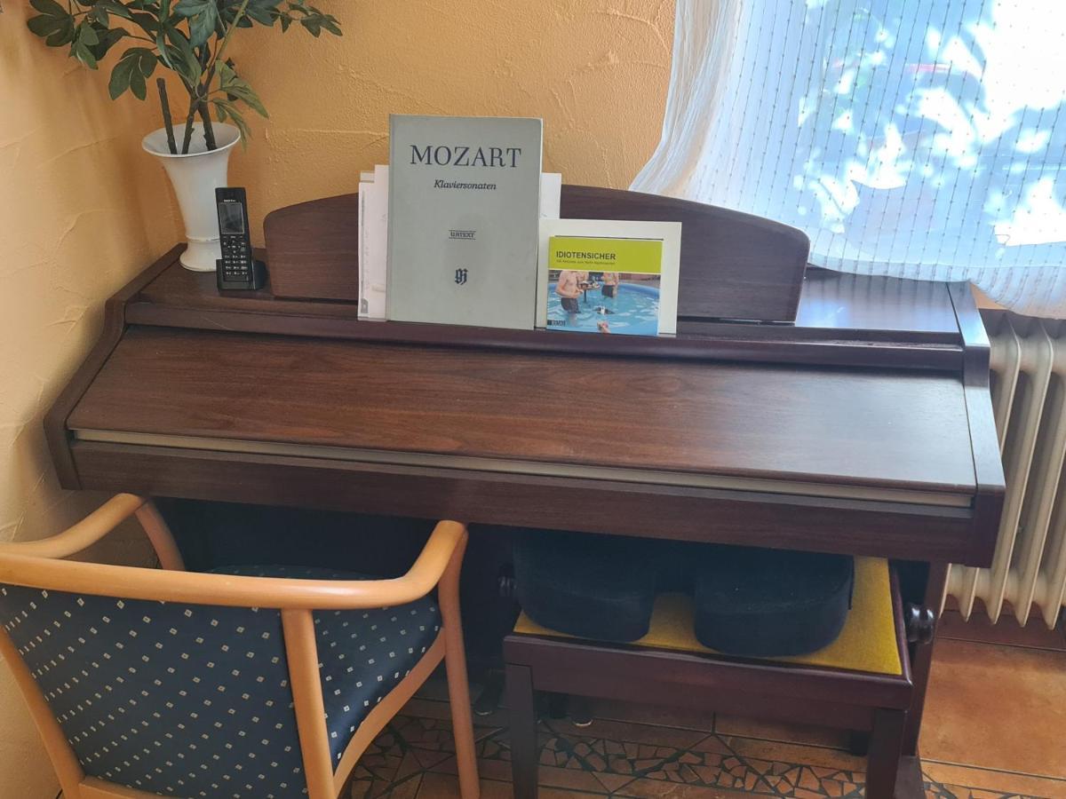 Geraeumiges Ferienhaus In Bad Salzuflen Mit Einfacher Ausstattung, Fuer Geschaeftsreisende, Gruppen Oder Familien Geeignet, 4 Schlafzimmer エクステリア 写真